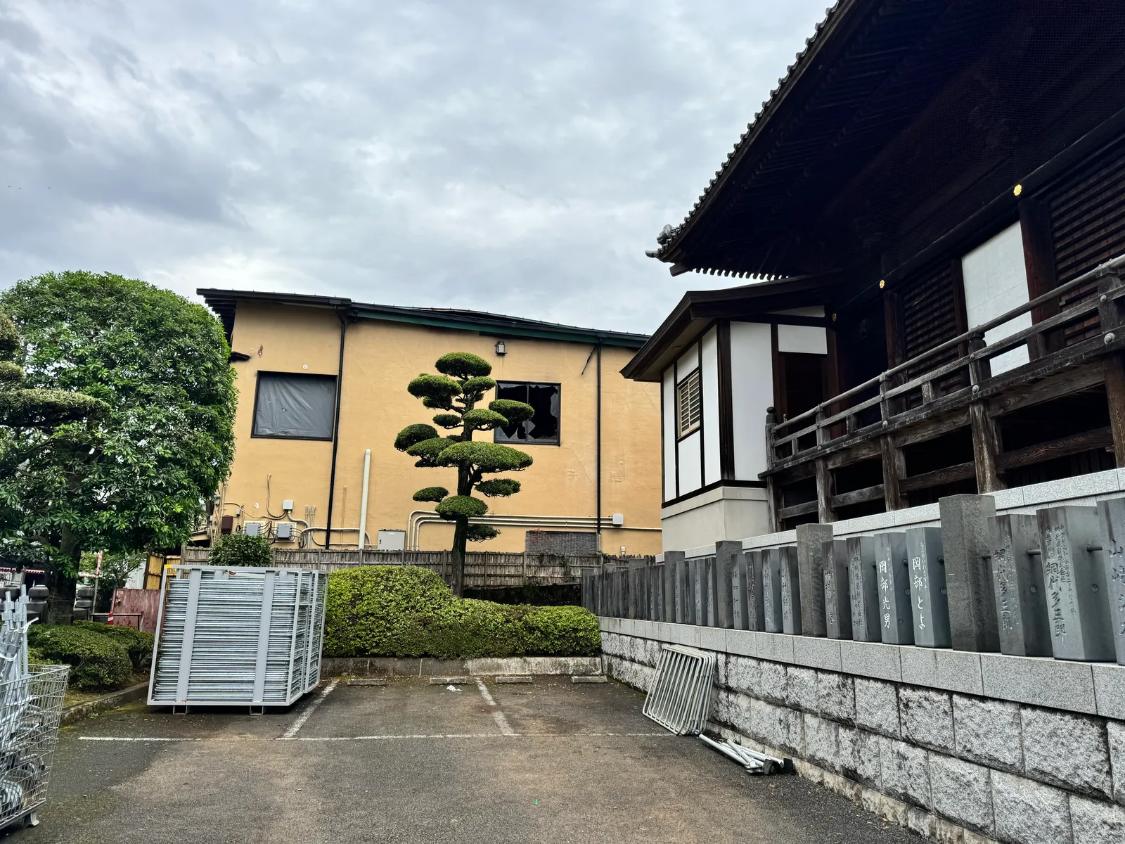 薬師堂側から見た駿河屋。2階の窓が破損している