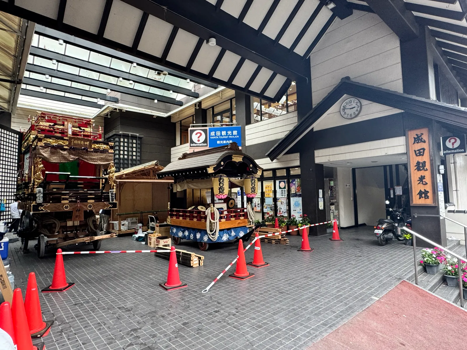 成田観光館に並ぶ祇園祭の山車