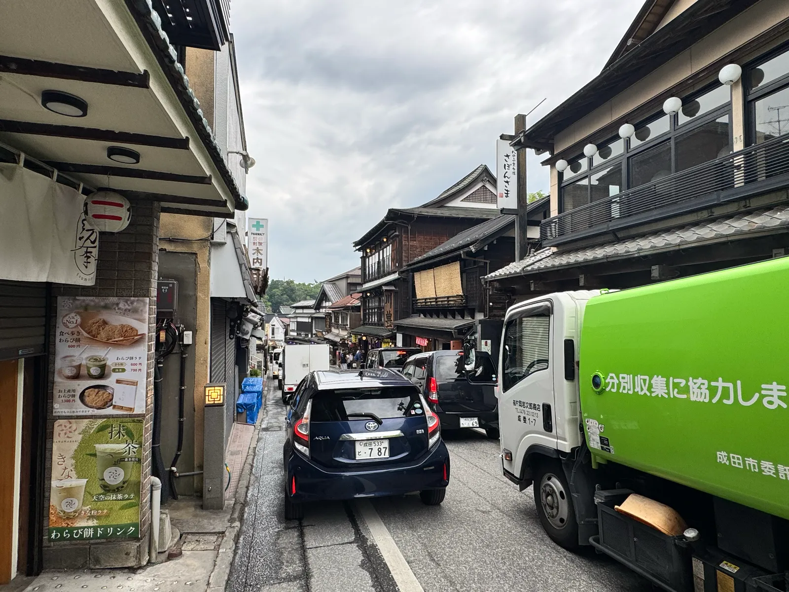 うなぎ店や土産物店が軒を連ねる成田山表参道の町並み