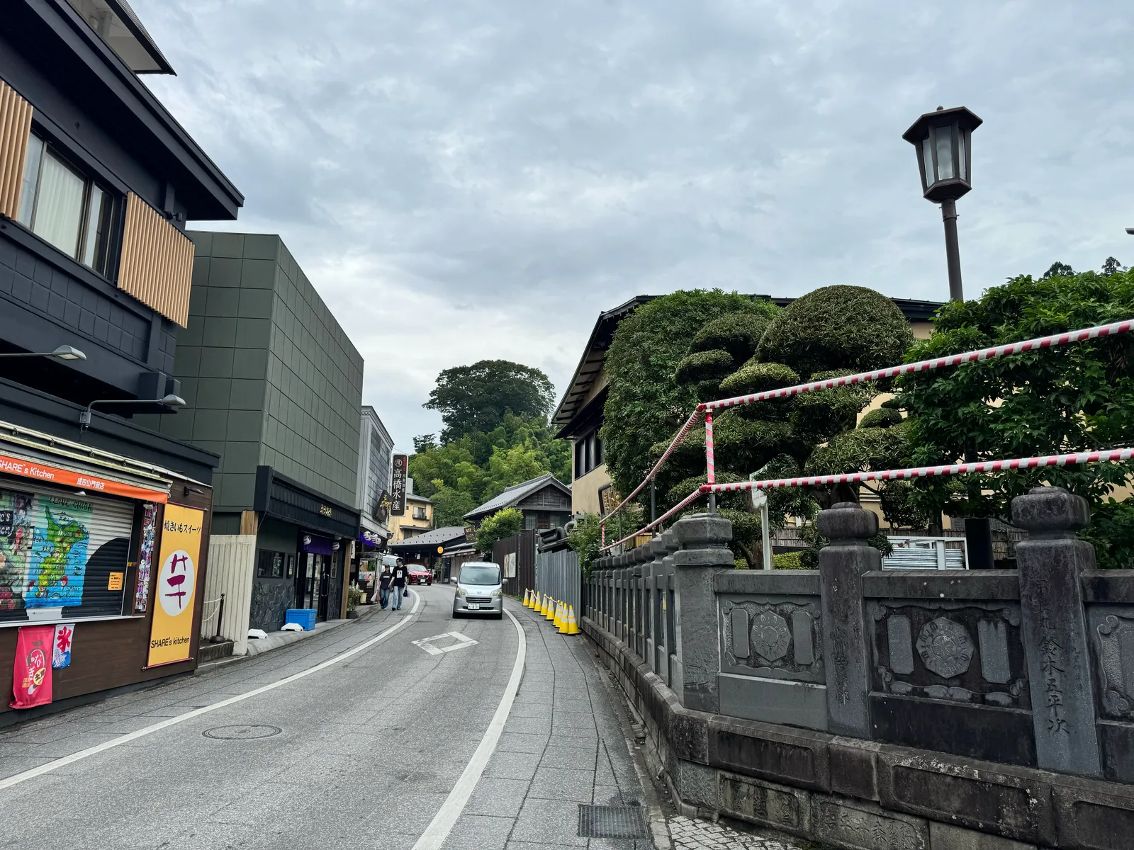 成田山総門のたもとから見た駿河屋