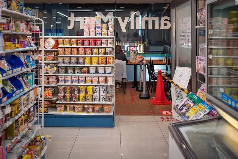 ファミリーマート京成成田駅前店 の写真 2