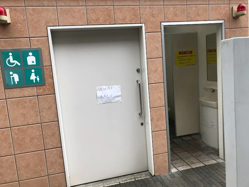 京成成田駅東口ポケットパークトイレ の写真 4